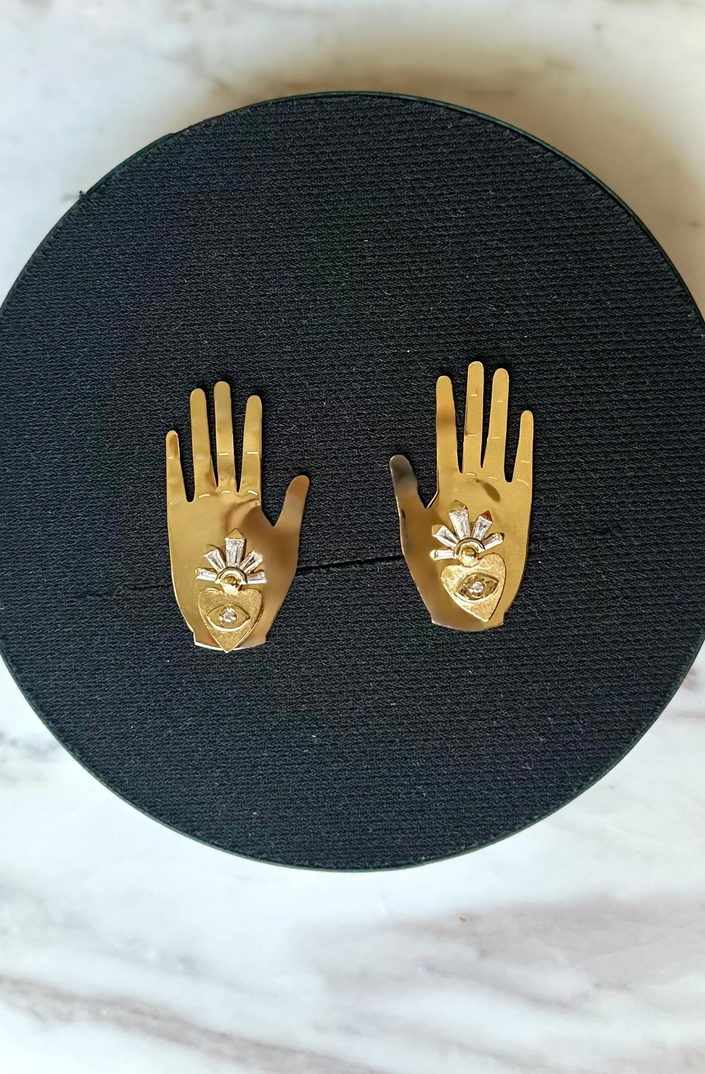 Arete Con El Corazón En La Mano