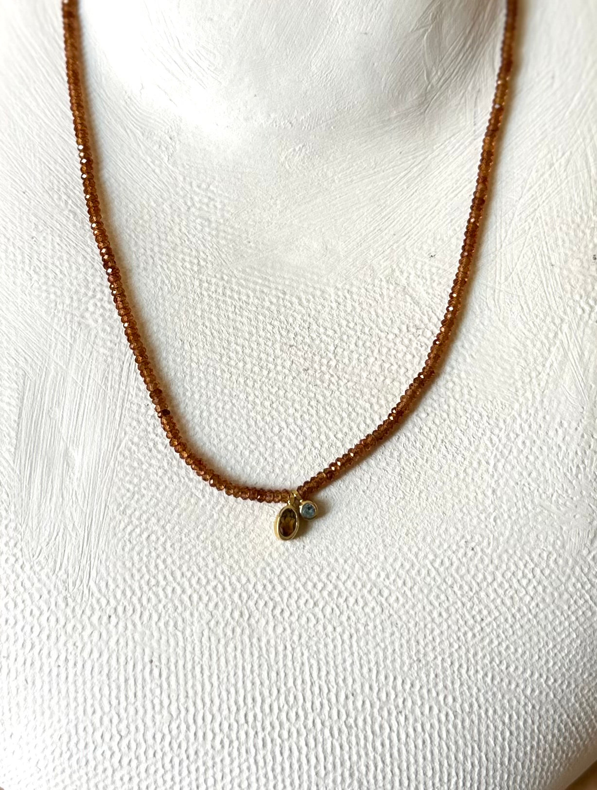 Collares de piedras naturales