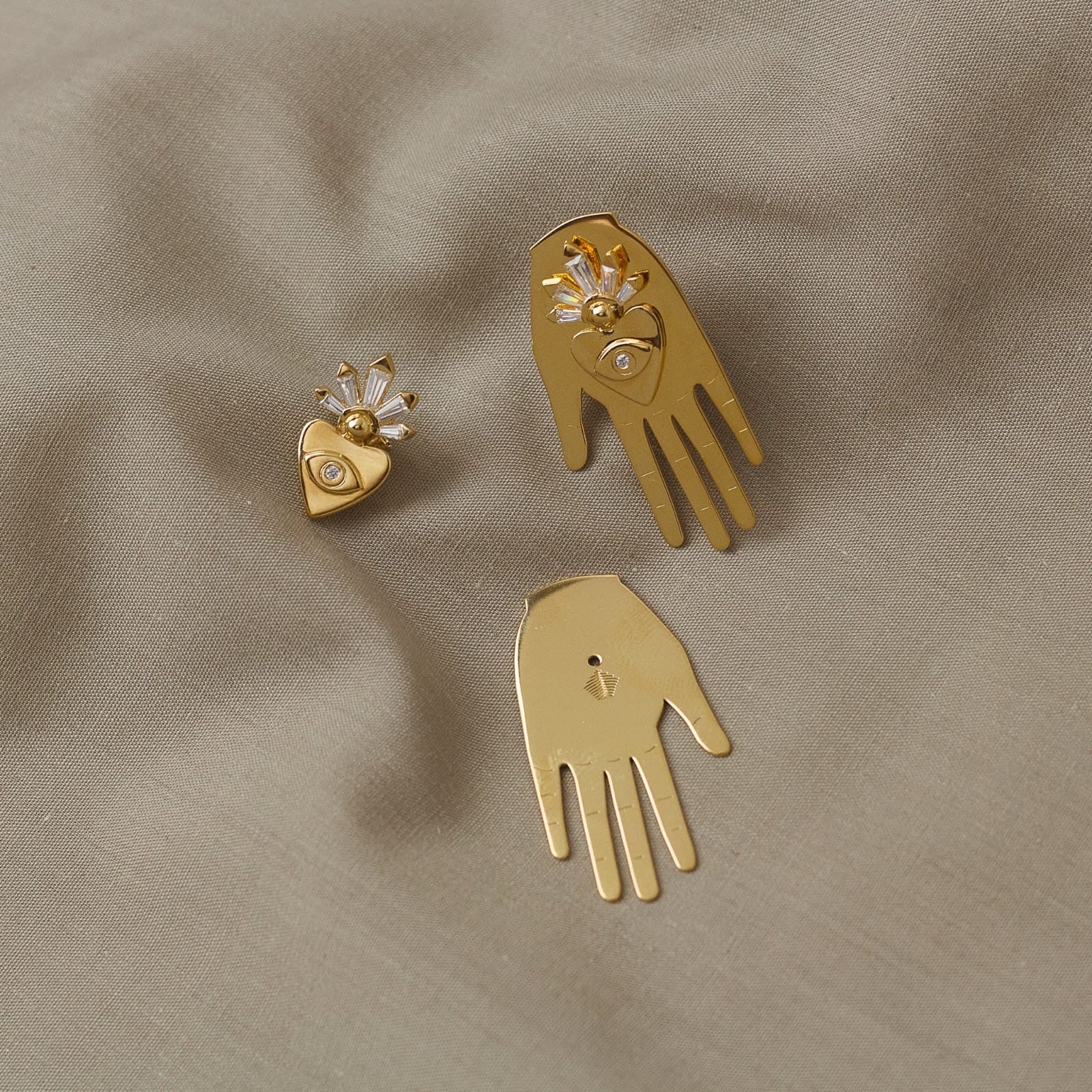 Arete Con El Corazón En La Mano