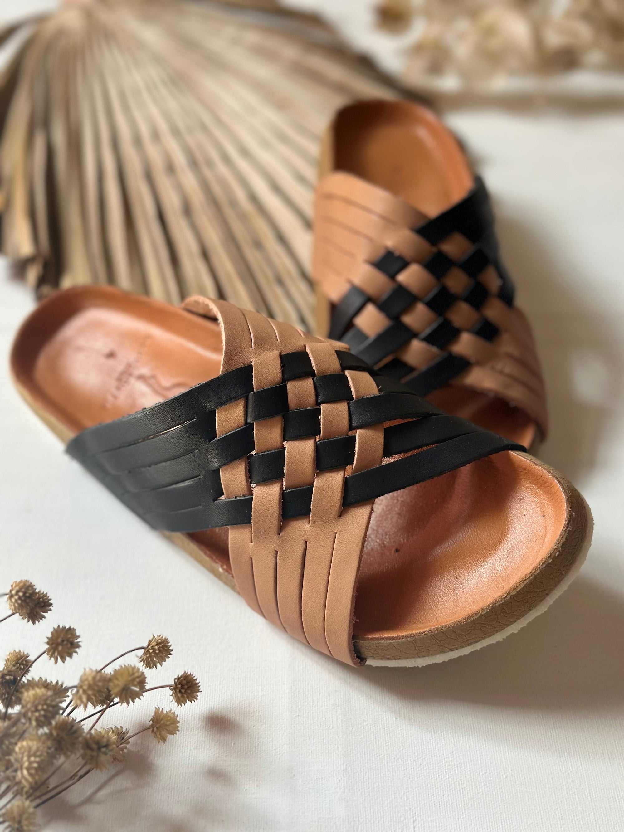 Sandalia Canoa Crema con Negro